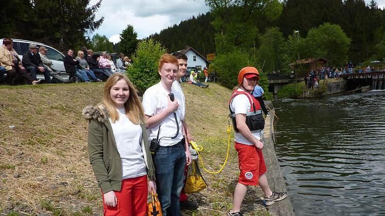 Präsenz zeigte auch die Wallenfelser Wasserwacht. Foto: Gerd Fleischmann