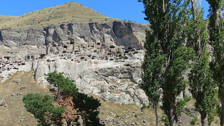 Eine Stadt hoch in die Felswand geschlagen. Die Höhlenstadt Vardzia in Georgien ist Weltkulturerbe. Foto: Manfred Wagner