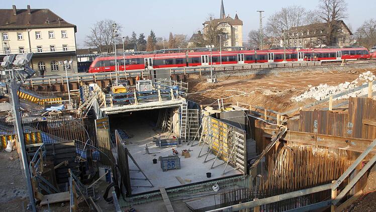 Die neue Unterführung zwischen der Bayreuther Straße und dem Bahnhof ist bereits erkennbar. Foto: Josef Hofbauer