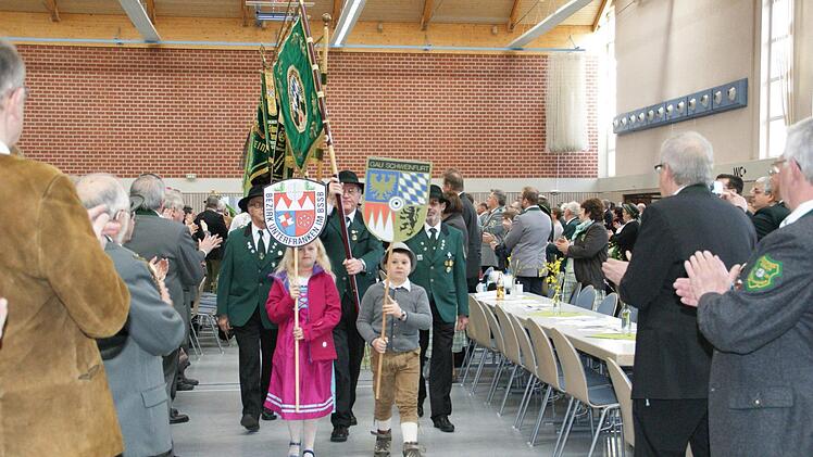 Mit dem Einzug der Fahnen wurde der 65. Bezirksschützentag in der Tuchanger-Halle in Zeil eröffnet.