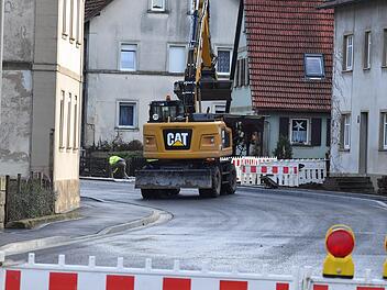 Der Belag der  Ortsdurchfahrt durch Straßgiech ist bereits fertig: Nach Restarbeiten an den Rändern soll die Straße vor Weihnachten für den Verkehr freigegeben werden.  Foto: Ronald Rinklef
