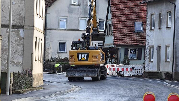 Der Belag der  Ortsdurchfahrt durch Straßgiech ist bereits fertig: Nach Restarbeiten an den Rändern soll die Straße vor Weihnachten für den Verkehr freigegeben werden.  Foto: Ronald Rinklef