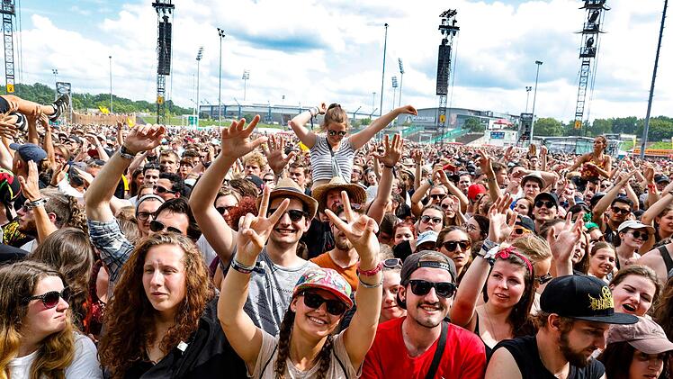 Die Stimmung wird so langsam bei Rock im Park Foto: Matthias Hoch