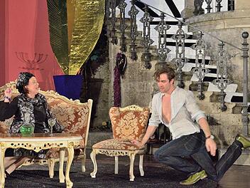 Angela Koschel-de la Croix - hier mit Lukas Redemann  - überzeugt in der Verwechslungskomödie "Hier sind Sie richtig" als ehemalige Moulin-rouge-Tanzerin mit allerhöchster komödiantischer Kunst. Foto: Sebastian Worch