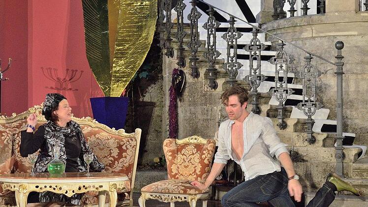 Angela Koschel-de la Croix - hier mit Lukas Redemann  - überzeugt in der Verwechslungskomödie "Hier sind Sie richtig" als ehemalige Moulin-rouge-Tanzerin mit allerhöchster komödiantischer Kunst. Foto: Sebastian Worch