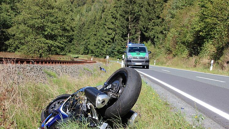 Motorradunfall am Sonntagnachmittag (16. September 2018): Ein 44-Jähriger verliert zwischen Steinwiesen und Nordhalben die Kontrolle über sein Gefährt. Foto: Andreas Schmitt
