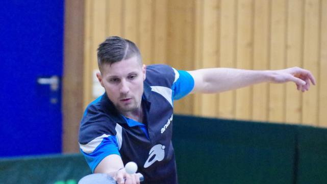 Der Kronacher Spitzenspieler David Kostadinov (Bild) bleibt in der Landesliga weiterhin ungeschlagen. Mit seinen zwei Einzelsiegen beim 9:6 gegen den TSV Untersiemau II schraubte er seine persönliche Bilanz auf 12:0-Spiele hoch.  Foto: Hans Franz