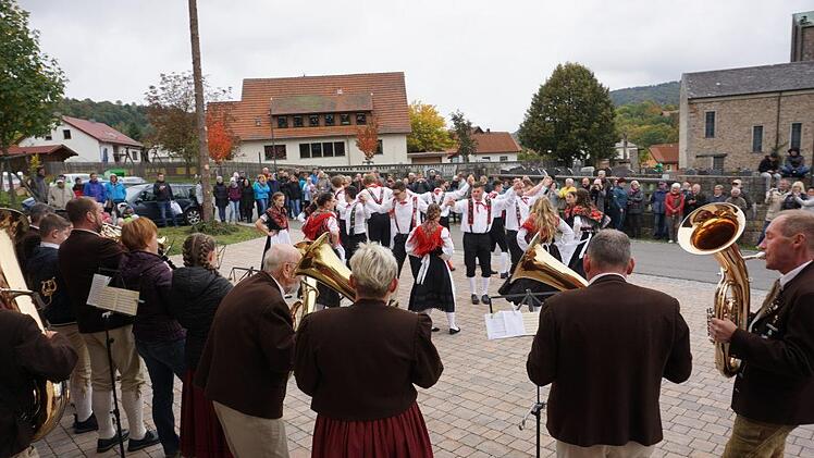 Zu den Klängen der Rhöner Musikkapelle Oberweißenbrunn tanzten die  Kirmespaare.Marion Eckert