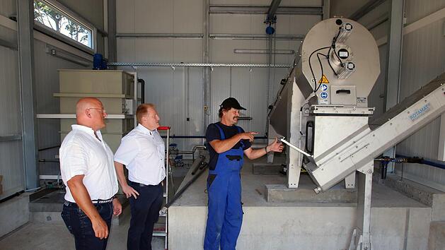 Die Schneckenpresse erklärte Betriebsleiter Reinhard Böhm (rechts) dem  geschäftsleitenden Beamten im Maßbacher Rathaus, Frank Mauer (links) und  Bürgermeister Matthias Klement (Mitte). Foto: Dieter Britz