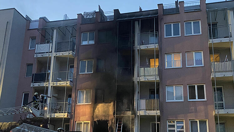 Mehrer Wohnungen in Flammen: Feuerwehr im Großeinsatz
