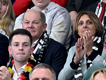 Olaf Scholz und seine Frau Britta Ernst besuchen das Deutschland-Spiel bei der Handball-EM in Berlin