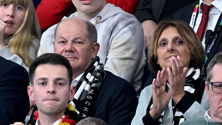 Olaf Scholz und seine Frau Britta Ernst besuchen das Deutschland-Spiel bei der Handball-EM in Berlin