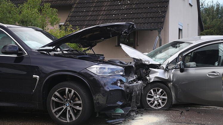 Crash im Kreis Ansbach: Mann wird schwer verletzt