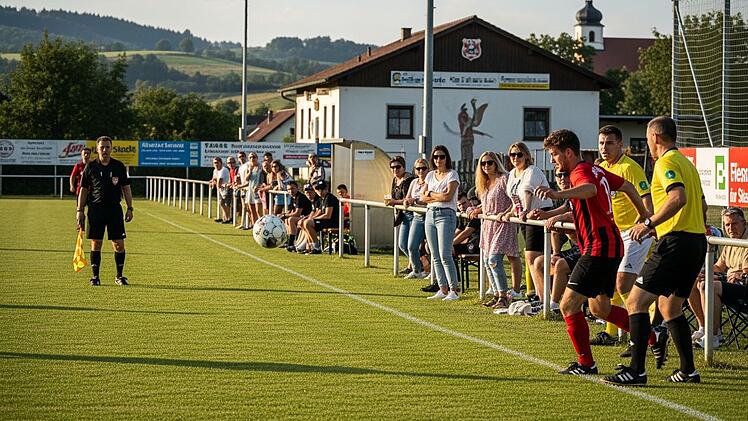Amateur-Fußballspiel, Kreisklasse, Kreisliga, Sportplatz, Fußballer, Zuschauer