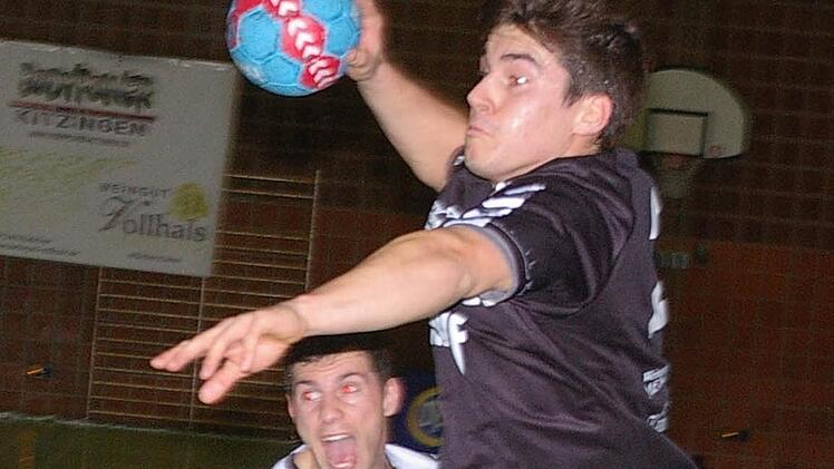 Voller Entschlossenheit: Rödelsees Maximilian Häckner setzt sich gegen seinen Gegenspieler durch. Auch wenn der Waldbüttelbrunner noch so schreit. Foto: Krumpholz