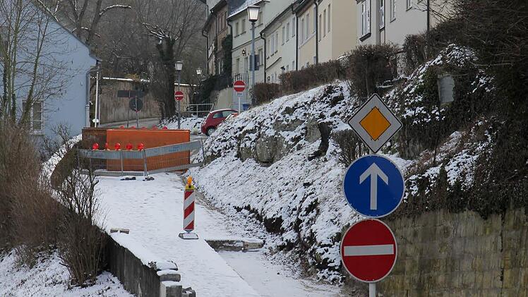 Das Bild lässt gut den noch nicht wiederhergestellten Teil der Fahrbahn erkennen.