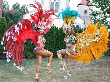 Immer wieder ein Blickfang: brasilianische Sambatänzerinnen, auch vor der Kulisse der Röttenbacher Kirche. Fotos: Heike Reinersmann