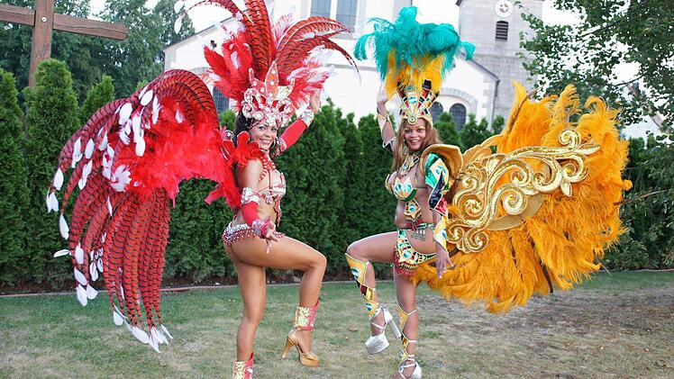 Immer wieder ein Blickfang: brasilianische Sambatänzerinnen, auch vor der Kulisse der Röttenbacher Kirche. Fotos: Heike Reinersmann