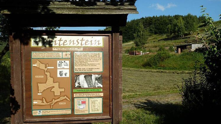 Eine Hinweistafel in Lußberg markiert den Ausgangspunkt für die Wanderung zum Veitenstein.Foto: Sabine Meißner