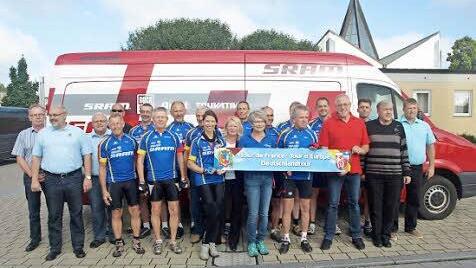 Ein Gruppenfoto kurz vor dem Start, zusammen mit Vertretern der Gemeinde und Sponsoren, muss sein.