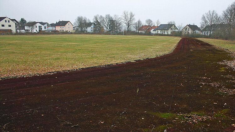 Aus Sicherheitsgründen darf das Schulsportgelände in Adelsdorf nicht mehr genutzt werden. Eine Sanierung kann sich die Gemeinde nicht leisten. Foto: Andreas Dorsch