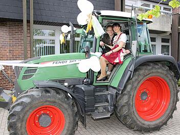 Matthias Martin und seine zu künftige Ehefrau Andrea Hofmann fuhren mit dem Traktor zum Standesamt in Untersiemau. Foto: Michael Stelzner