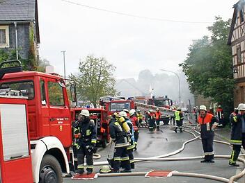 Großeinsatz: Beim Brand des Gasthofes "Stirnweiß" im Herbst vergangenen Jahres war es der schnellen Ersthilfe der Herrether Feuerwehr um Kommandant Norbert Köhler zu verdanken, dass schnell und effektiv gelöscht werden konnte. Fotos: Michael Stelzner