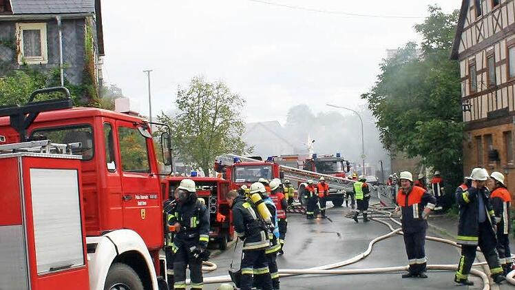Großeinsatz: Beim Brand des Gasthofes "Stirnweiß" im Herbst vergangenen Jahres war es der schnellen Ersthilfe der Herrether Feuerwehr um Kommandant Norbert Köhler zu verdanken, dass schnell und effektiv gelöscht werden konnte. Fotos: Michael Stelzner