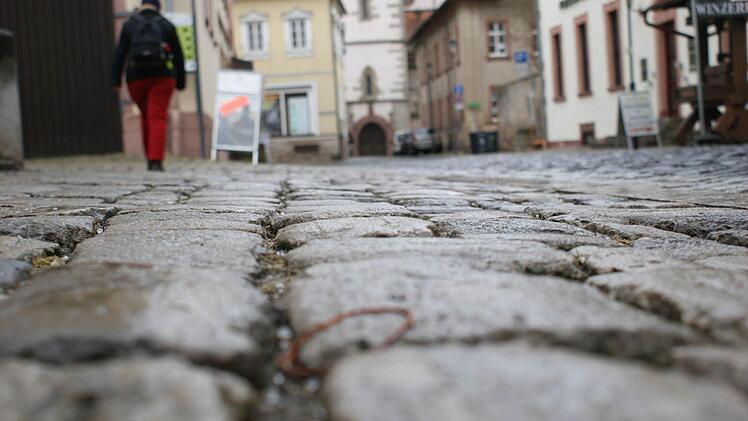 Das Pflaster in der Kirchgasse stellt für ältere und behinderte Menschen ein Stolperrisiko dar. Foto: Archiv/ Arkadius Guzy