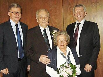 Landrat Kalb (rechts) und Bürgermeister Möhrlein (links) mit dem Jubelpaar  Foto: pr.