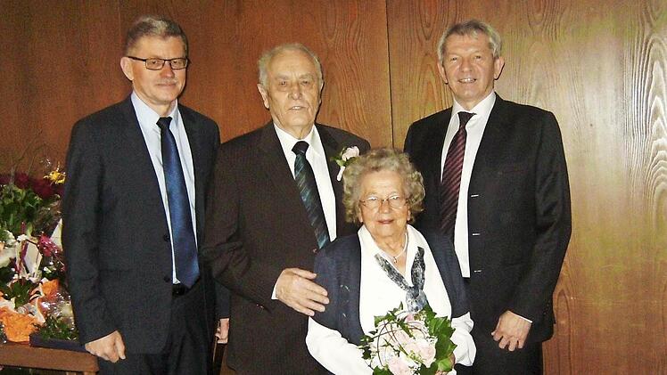 Landrat Kalb (rechts) und Bürgermeister Möhrlein (links) mit dem Jubelpaar  Foto: pr.