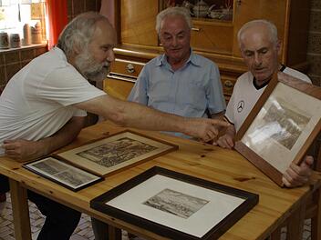 Hier sind Geschichtsliebhaber und Historiensammler unter sich (von links): Lothar Sikora, Helmut Emmert und Josef Kirchner. Foto: Winfried Ehling