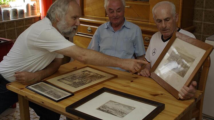 Hier sind Geschichtsliebhaber und Historiensammler unter sich (von links): Lothar Sikora, Helmut Emmert und Josef Kirchner. Foto: Winfried Ehling