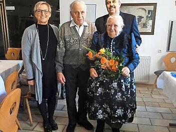 Vizelandrätin Rosi Kraus (links) und Bürgermeister Gerhard Amon (hinten) gratulierten Franz und Anna Hack für Kreis und Kommune.  Foto: Amon