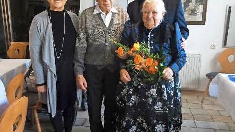 Vizelandrätin Rosi Kraus (links) und Bürgermeister Gerhard Amon (hinten) gratulierten Franz und Anna Hack für Kreis und Kommune.  Foto: Amon