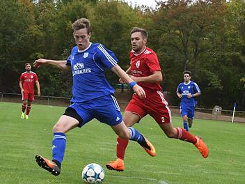 Der FSV Krum war beim TSV Münnerstadt oftmals einen Schritt zu spät - so wie hier Dustin Fösel (rechts), der den Münnerstadter Lukas Katzenberger nicht mehr am Torschuss hindern kann.  Foto: Dieter Hopf