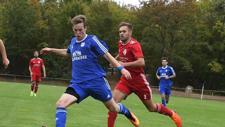 Der FSV Krum war beim TSV Münnerstadt oftmals einen Schritt zu spät - so wie hier Dustin Fösel (rechts), der den Münnerstadter Lukas Katzenberger nicht mehr am Torschuss hindern kann.  Foto: Dieter Hopf