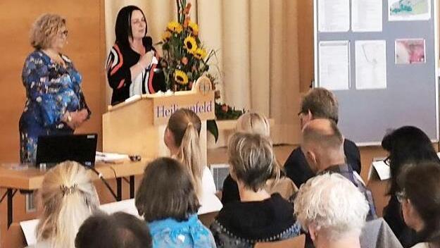 Die Chef&auml;rztin der Parkklinik Heiligenfeld, Cluj-Napoca Cristina Pohribneac (links am Rednerpult) und die Leiterin der Akademie Heiligenfeld, Anita Schmitt (rechts am Pult), begr&uuml;&szlig;ten die Teilnehmer des Symposiums. Foto: Kai Fraass