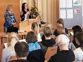 Die Chef&auml;rztin der Parkklinik Heiligenfeld, Cluj-Napoca Cristina Pohribneac (links am Rednerpult) und die Leiterin der Akademie Heiligenfeld, Anita Schmitt (rechts am Pult), begr&uuml;&szlig;ten die Teilnehmer des Symposiums. Foto: Kai Fraass