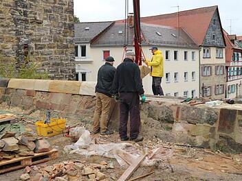 Arbeiter vom Steinmetz-Betrieb Armin Nastvogel restaurieren aktuell die von einem Brand beschädigte Bastionsmauer. Foto: Stadt Forchheim