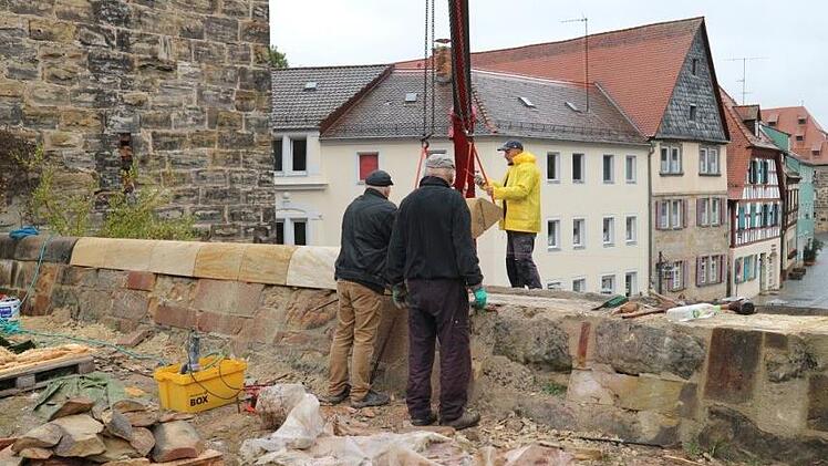 Arbeiter vom Steinmetz-Betrieb Armin Nastvogel restaurieren aktuell die von einem Brand beschädigte Bastionsmauer. Foto: Stadt Forchheim
