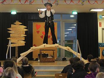 Während Richard Betz alias Paul Balmer von seinem Weg zum Traumberuf erzählt, baut er ganz nebenbei eine Brücke.  Fotos: Theresa Schiffl