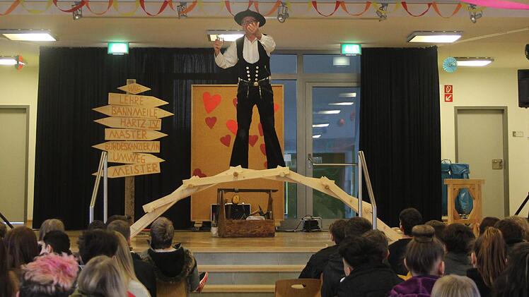 Während Richard Betz alias Paul Balmer von seinem Weg zum Traumberuf erzählt, baut er ganz nebenbei eine Brücke.  Fotos: Theresa Schiffl