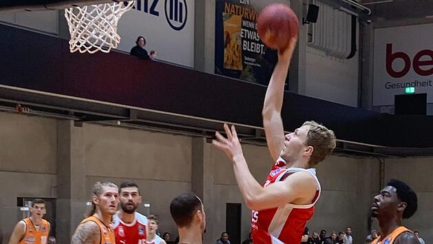 Der Bamberger Power Forward Christian Sengfelder erzielt unter dem Ulmer Korb zwei seiner zw&ouml;lf Punkte im ersten Viertel. Foto: Brose Bamberg