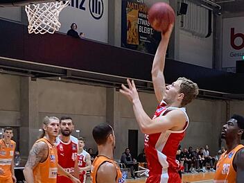 Der Bamberger Power Forward Christian Sengfelder erzielt unter dem Ulmer Korb zwei seiner zwölf Punkte im ersten Viertel. Foto: Brose Bamberg