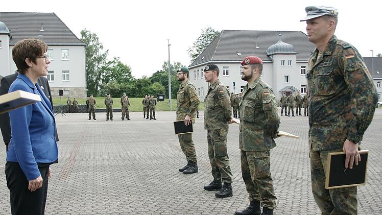Auf dem Appellplatz der Rhön-Kaserne nahm AKK die formale Umbenennung der RSU-Einheiten in Heimatschutz-Kompanien vor. Rechts deren Kommandeure.