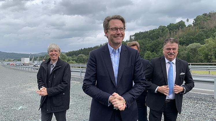 Bundesverkehrsminister Andreas Scheuer kam zur offiziellen Freigabe der Ortsumfahrung Untersteinach. Im Hintergrund Regierungsvizepräsident Thomas Engel und Landrat Klaus Peter Söllner.