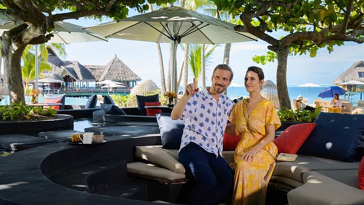 Die geh&ouml;rlose Elsa Westrup (Kassandra Wedel) hat mit Paul Richter (Thadd&auml;us Meilinger) einen neuen Mann in ihrem Leben und plant ihre Zukunft mit ihm. Um ihrer Tochter Nora die Neuigkeiten nahezubringen, hat sie sie zu der Reise nach Bora Bora eingeladen.