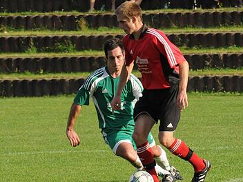 Sandro Cazzella (links) und seine  Garitzer Mitspieler sind heute gegen die DJK Schwebenried/ Schwemmelsbach gut beraten, Manuel Weißenberger (rechts) und dessen Sturmpartner David Fleischmann, nicht zur Entfaltung kommen zu lassen. Im letzten Herbst verloren die Garitzer ihr Heimspiel 2:3. Foto: ssp