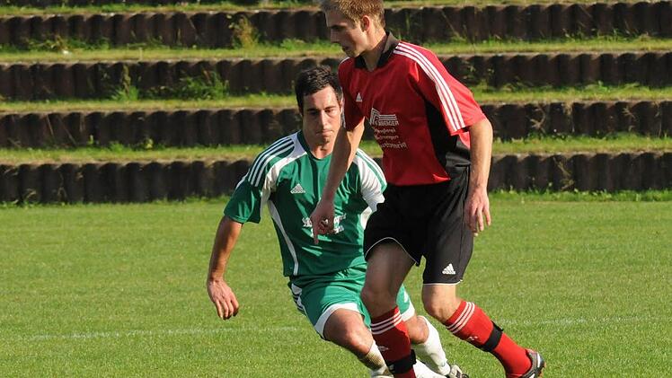 Sandro Cazzella (links) und seine  Garitzer Mitspieler sind heute gegen die DJK Schwebenried/ Schwemmelsbach gut beraten, Manuel Weißenberger (rechts) und dessen Sturmpartner David Fleischmann, nicht zur Entfaltung kommen zu lassen. Im letzten Herbst verloren die Garitzer ihr Heimspiel 2:3. Foto: ssp